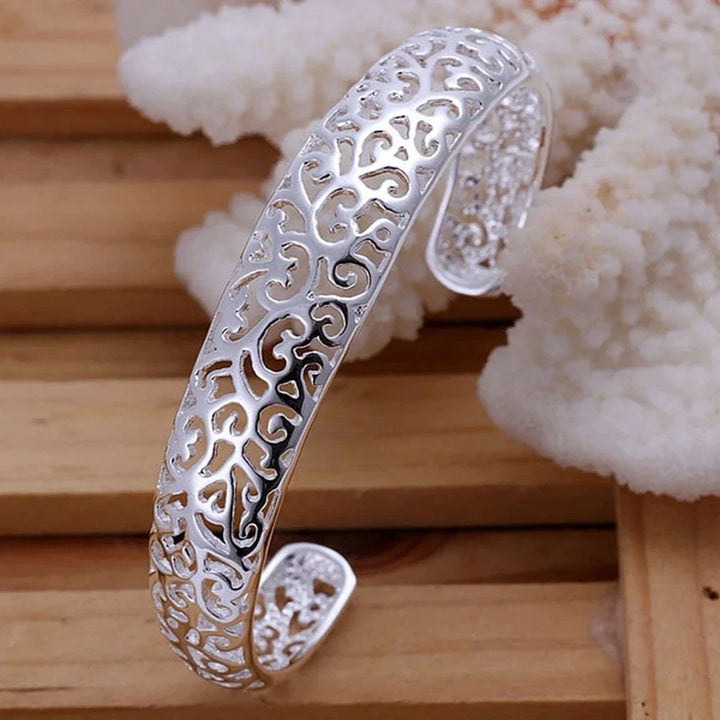 Exquisites, filigranes Damen Silber Manschettenarmband. Ein elegantes Geschenk, zeitlos und stilvoll.
