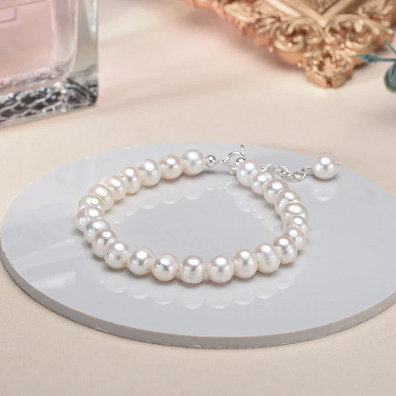 Stilvolles Damen Silberarmband, verziert mit weißen Süßwasserperlen. Vielseitiges, elegantes Accessoire.