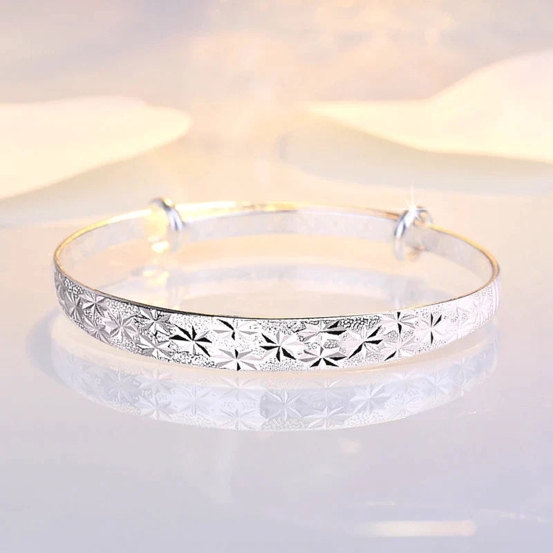 Silbernes Damen-Accessoire: Verstellbares Sternenarmband, das jedem Outfit Eleganz verleiht.