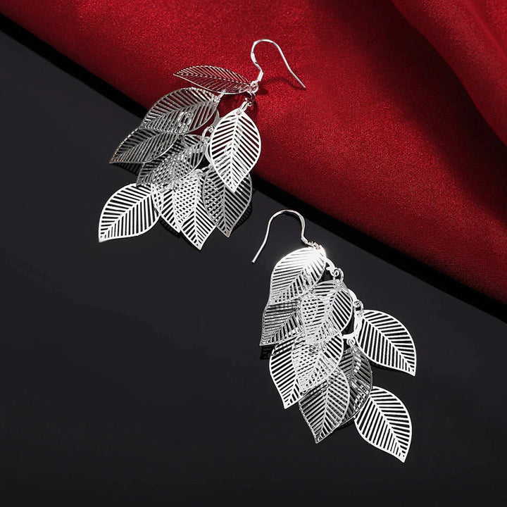 Stilvolle Damen-Ohrringe: filigrane Blätter, silberfarben. Eleganter Naturschmuck, vielseitige Hängeohrringe.