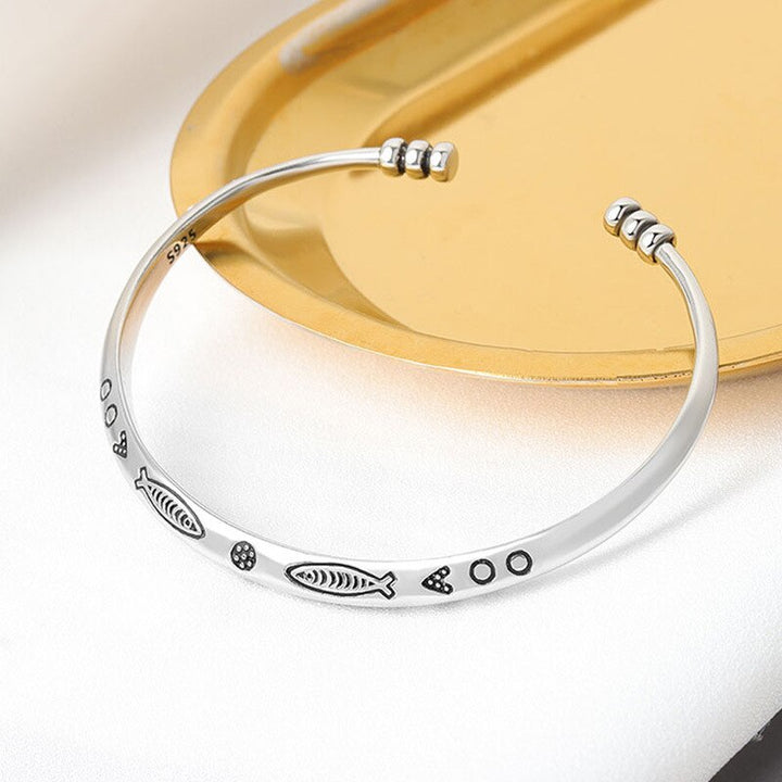 Stilvolles Unisex Armband mit Koi-Fisch, bekannt als traditioneller Glücksbringer für Erfolg und Wohlstand.