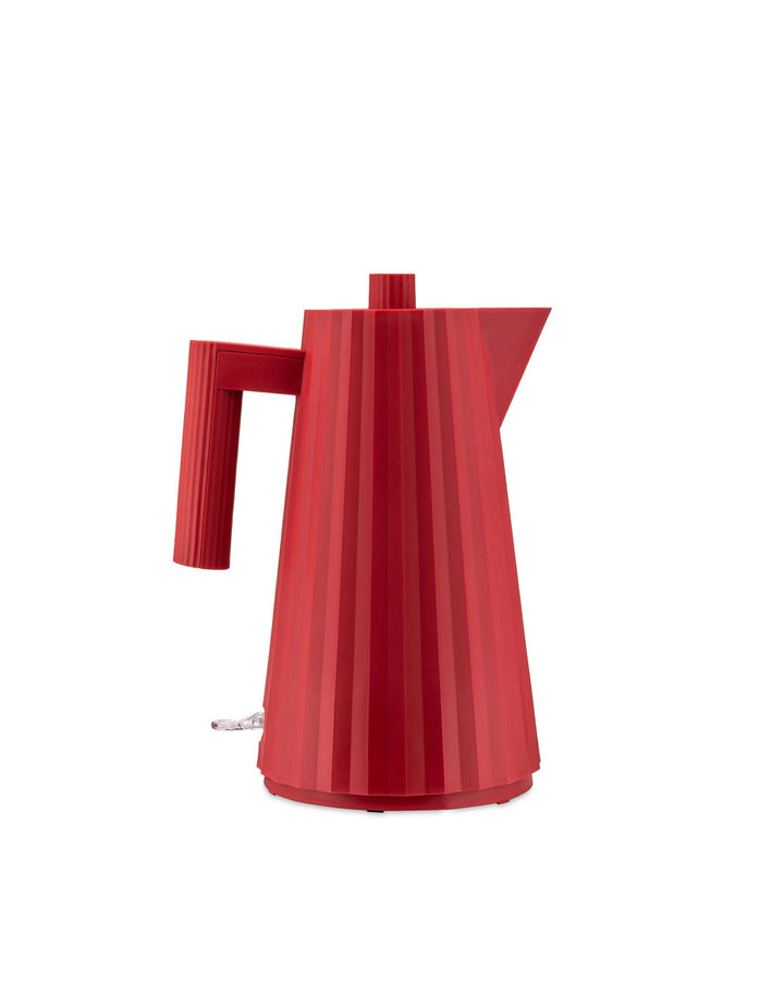 Roter elektrischer Wasserkocher im stilvollen Plissé Design für moderne Küchen. Ideal für Tee und Heißgetränke.