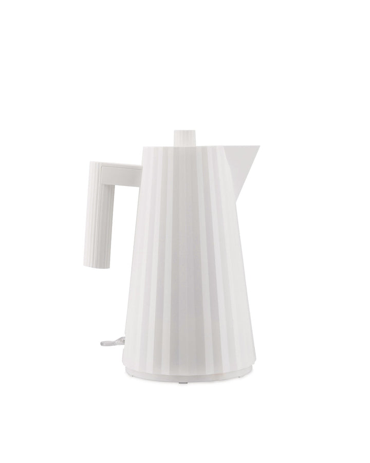 Stilvoller Plissé Wasserkocher aus thermoplastischem Harz. Modernes Küchendesign für Tee & Kaffee.