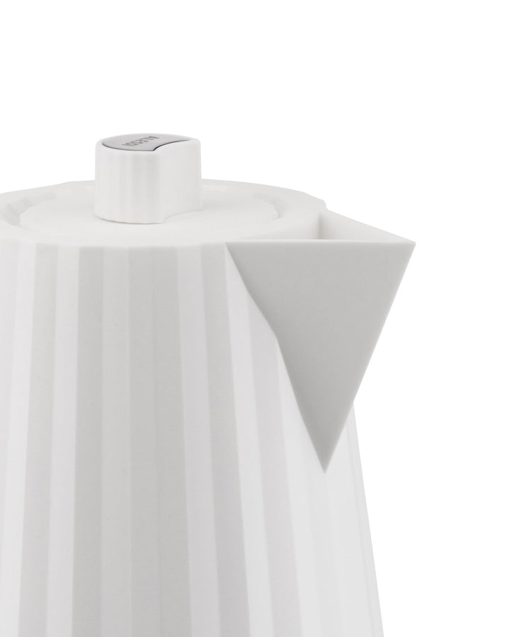 Elektrischer Design Wasserkocher Plissé. Perfektes Küchengerät für stilvolle Teezubereitung.