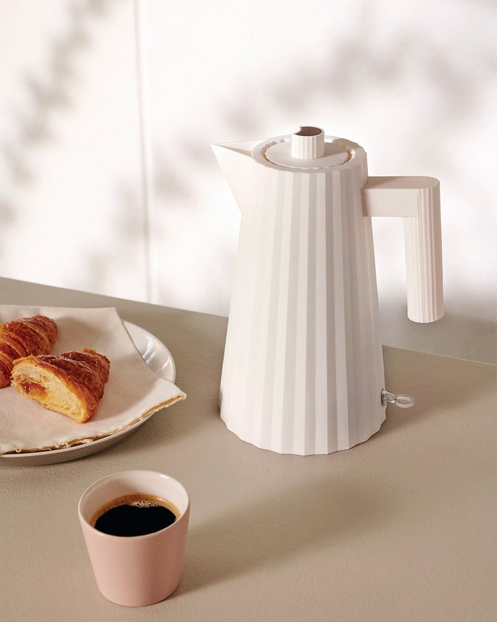 Stilvolles Plissé Design für diesen modernen elektrischen Wasserkocher. Ein Highlight in jeder Küche.