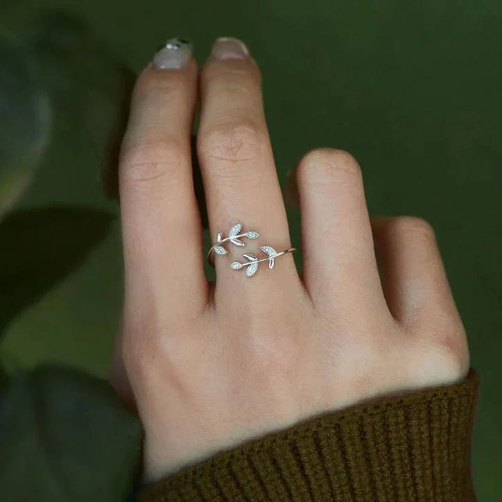Trendiger Damen Blattring, verstellbar. Symbolisiert Erneuerung. Vielseitiges Accessoire und schicke Geschenkidee.