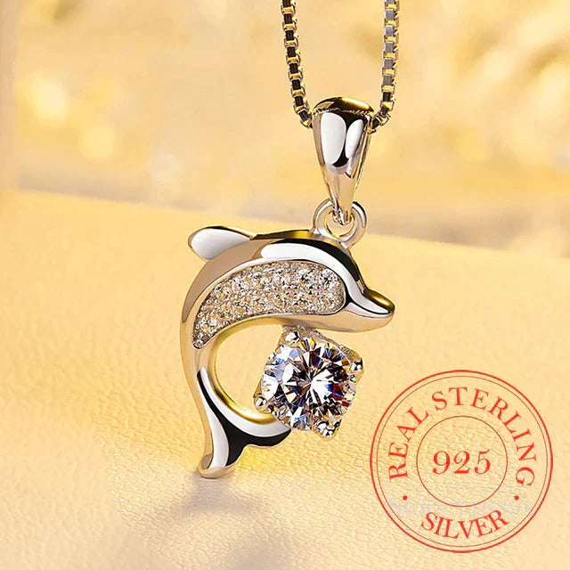 Elegante Damen Halskette mit glitzerndem Kristall-Delphin-Anhänger aus Silber, ein Glücksbringer für Frauen.