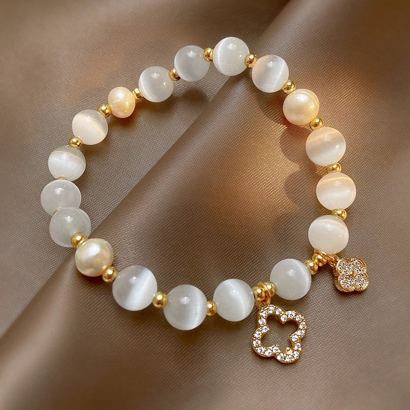 Damen Armband aus Naturkristallen & glänzenden Süßwasserperlen. Elegantes Kristall- & Perlenarmband für Frauen.