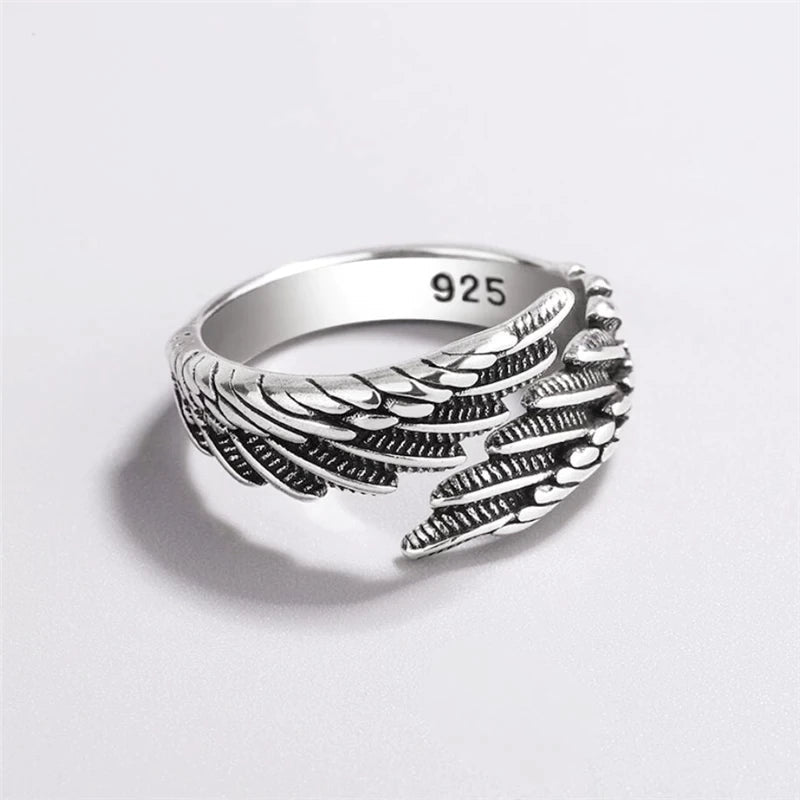 Glücksbringer Federflügelring für Damen & Herren, handgefertigt aus massivem 925er Sterlingsilber mit Engelsflügel-Motiv.