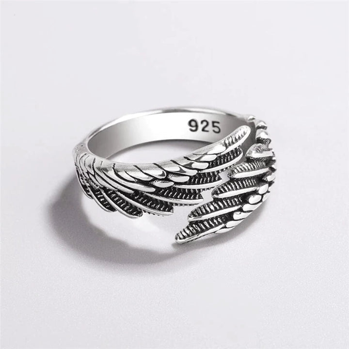 Glücksbringer Federflügelring für Damen & Herren, handgefertigt aus massivem 925er Sterlingsilber mit Engelsflügel-Motiv.