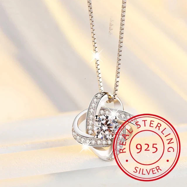Hochwertige Damenhalskette aus 925er Sterling Silber, filigraner Glücksklee-Anhänger. Eleganter Silberschmuck.