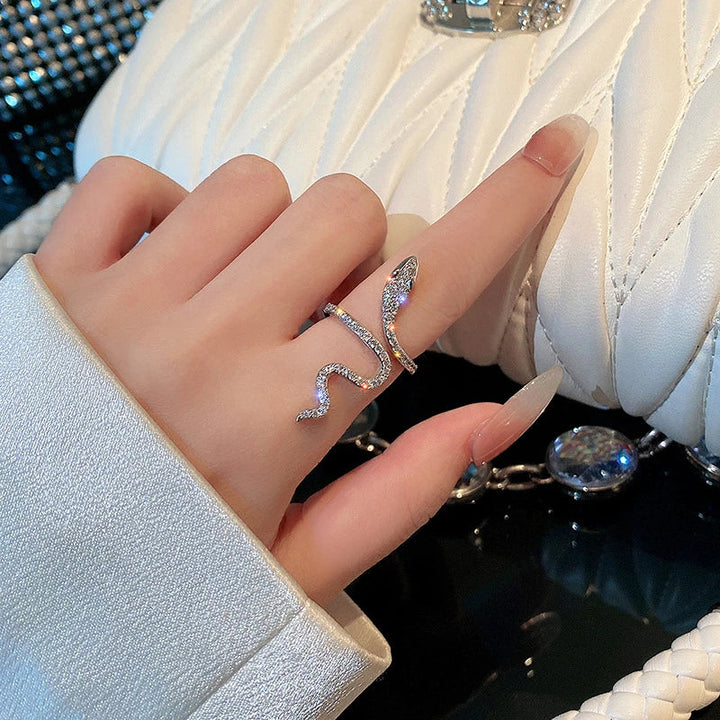 Funkelnder Damen Schlangenring mit Zirkonia, verstellbar, silberfarben. Eleganter Statement-Ring für sie.