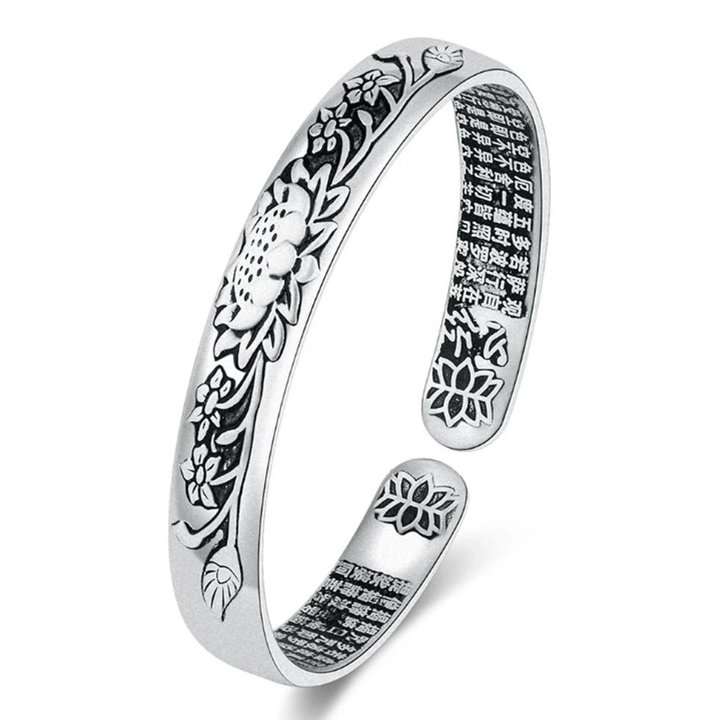 Nahaufnahme: Glänzendes S925 Silberarmband mit filigraner Lotusblüte, Unisex, verstellbar. Spirituell.