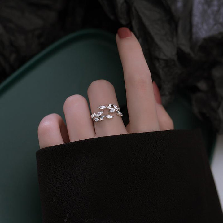 Eleganter Damen Blattring, verstellbar, symbolisiert Wachstum & Erneuerung. Schicker Modeschmuck als Accessoire.