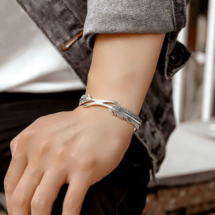 Bedeutungsvolles unisex Federarmband aus Silber 925, verstellbar. Symbolisiert Schutz & Freiheit, idealer Alltagsschmuck.