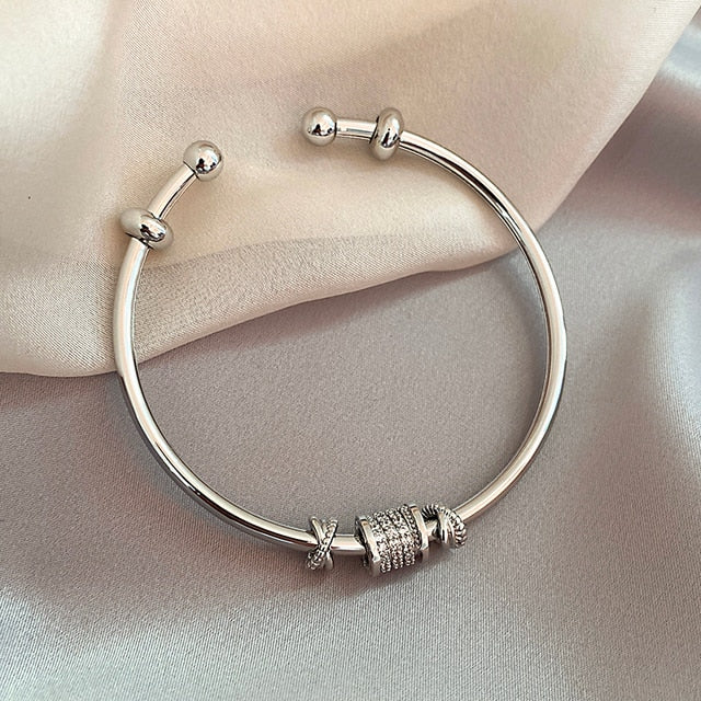 Französischer zylindrischer Damenarmreif aus poliertem Silber, stilvolles und elegantes Handgelenks-Accessoire für Damen.