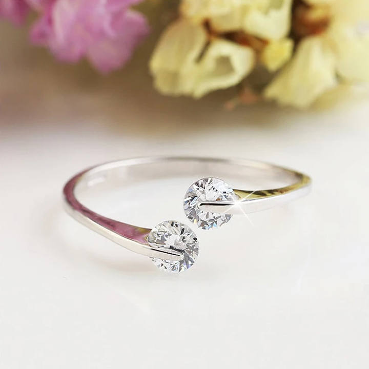 Damen Verlobungsring aus glänzendem 925er Sterling Silber, zeitlos elegant, hypoallergen.