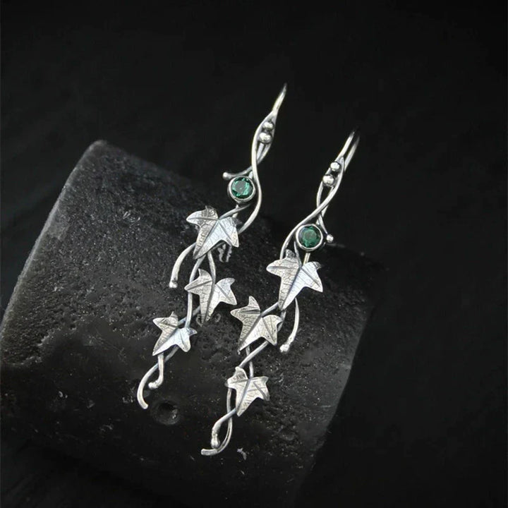 Klassische Damen Ohrhänger im Vintage-Stil aus Blattsilber, eleganter Ohrschmuck, perfekt für besondere Anlässe.