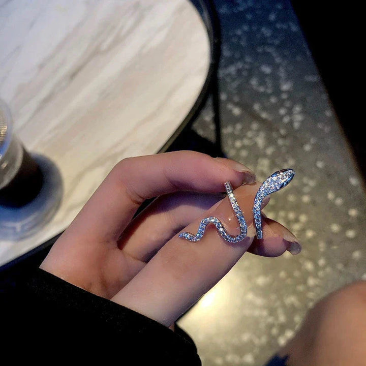 Eleganter Schlangenring aus 925er Silber mit funkelnden Zirkonia-Steinen. Verstellbarer Damenschmuck.