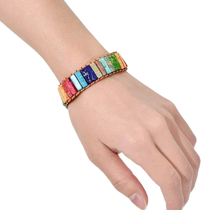 Unisex Armband aus Regenbogen-Jaspis und Leder im tibetischen Stil, ideal für spirituelle Geschenke.