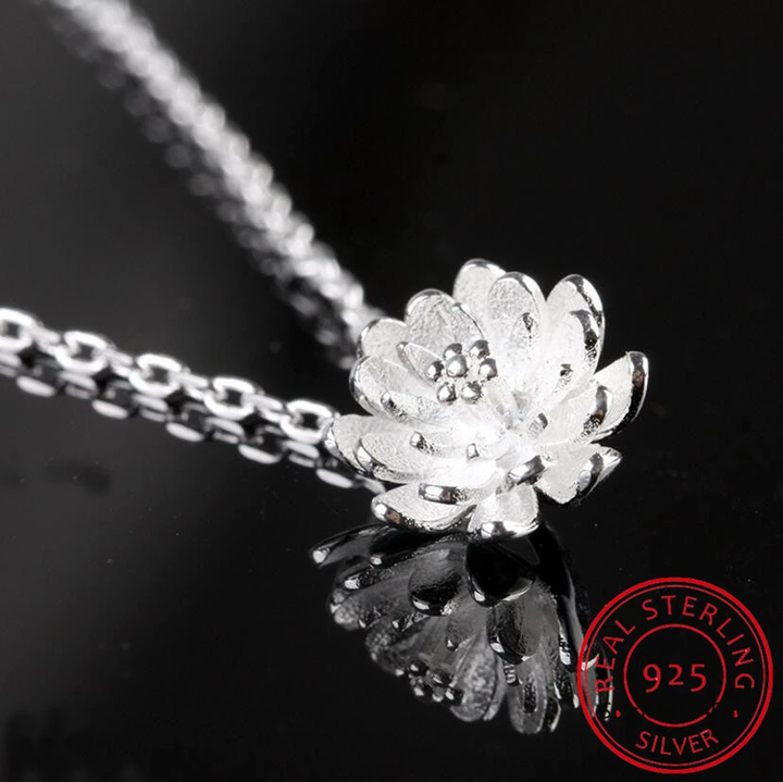 Elegante Damen-Halskette aus 925 Sterling Silber mit filigranem Lotus-Blüten-Anhänger für stilvolle Outfits.