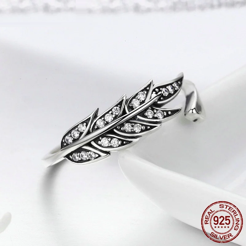 Filigraner Sterlingsilber-Damenring in Blattform, verstellbar, als eleganter Naturschmuck.