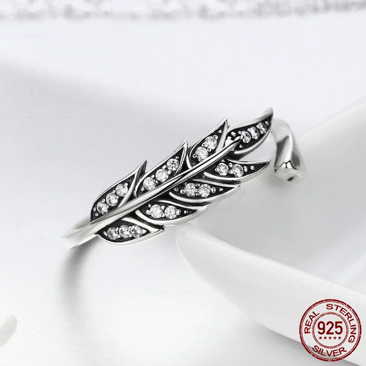 Filigraner Sterlingsilber-Damenring in Blattform, verstellbar, als eleganter Naturschmuck.