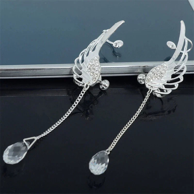 Silberne Manschetten Ohrringe mit filigranen Engelsflügeln, luxuriöser Schmuck für Damen.