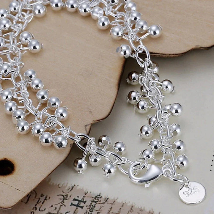 Hochwertiges Damen Armband aus Sterlingsilber mit glänzenden Silberkugeln. Zeitloser Damenschmuck für Eleganz.