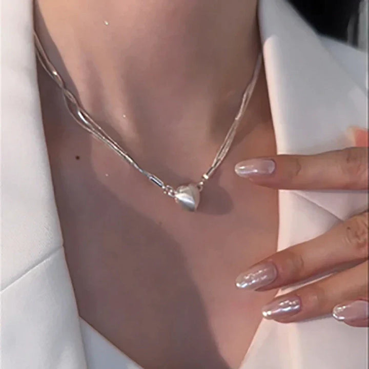 Romantische Magnet-Liebeskette aus Silber mit zwei passenden Herzhälften, eleganter Damenschmuck.