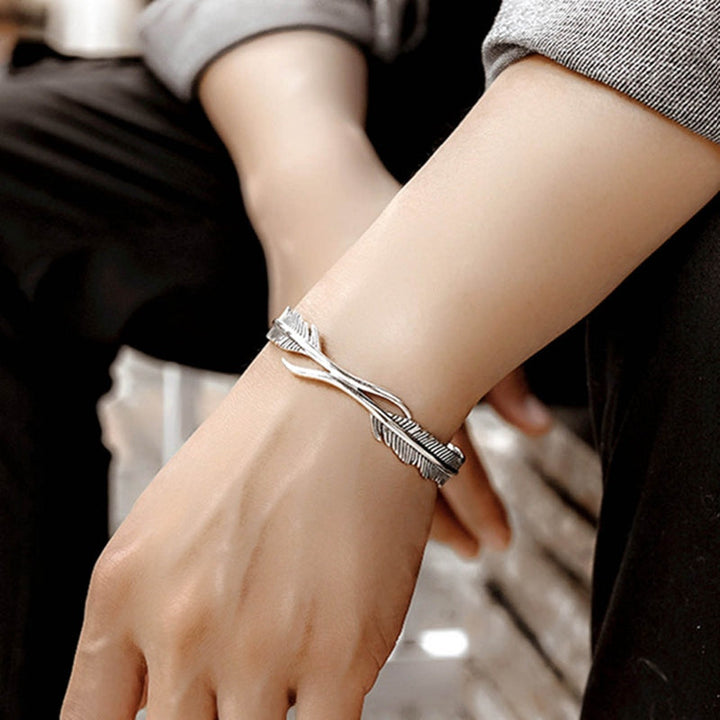 Minimalistisches verstellbares Federarmband aus Sterling Silber 925 für Damen & Herren. Eleganter Federschmuck.