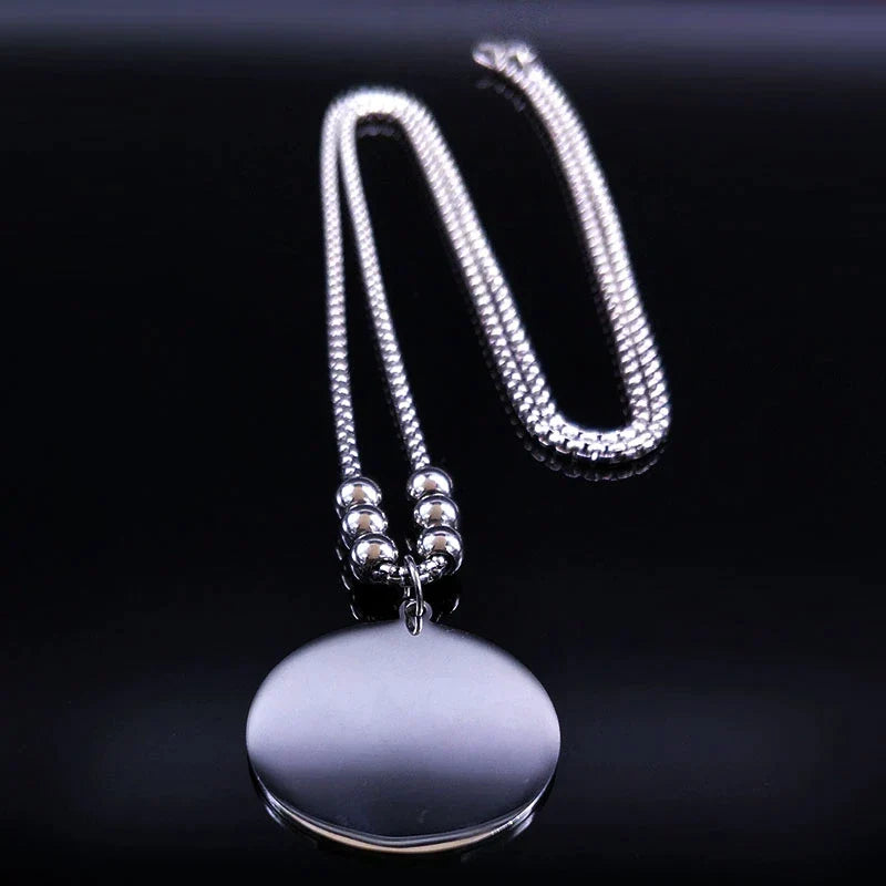 Spirituelle Silber-Halskette mit Lotusblume, ideal als elegantes Unisex-Geschenk für besondere Menschen.