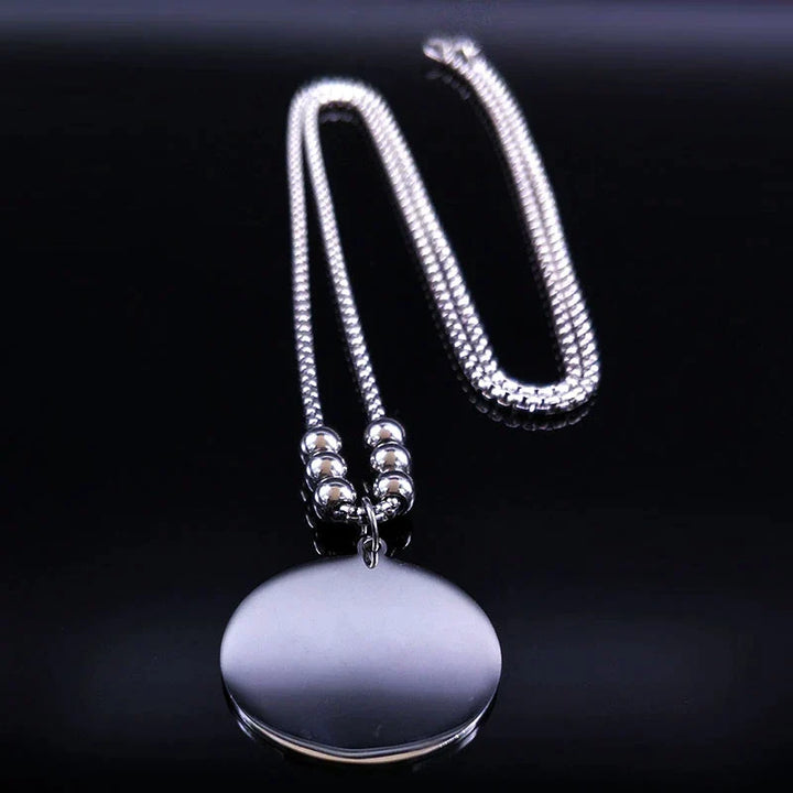 Spirituelle Silber-Halskette mit Lotusblume, ideal als elegantes Unisex-Geschenk für besondere Menschen.