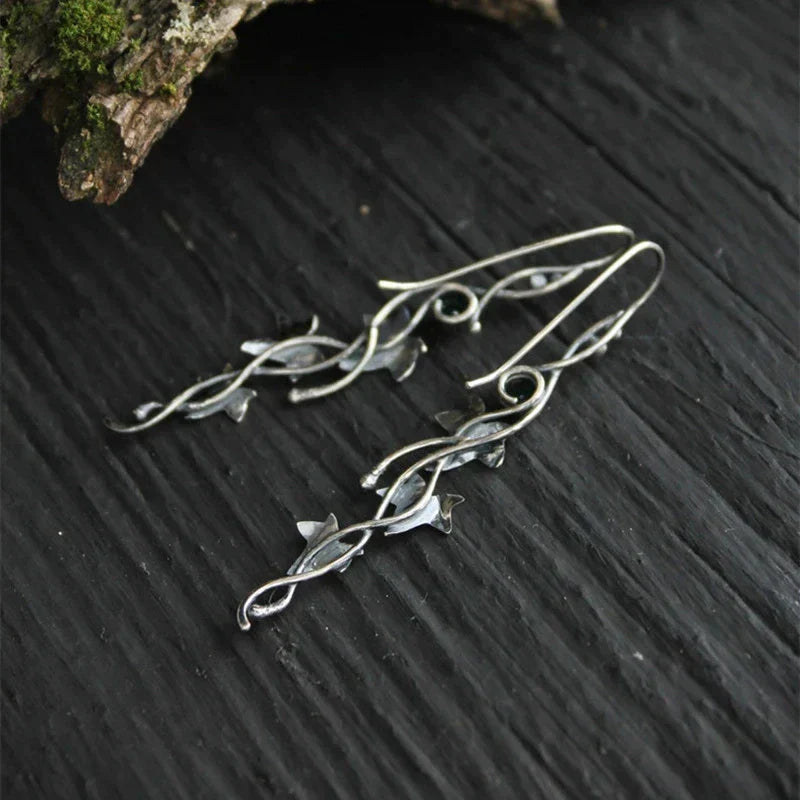 Damen Vintage Ohrringe aus Blattsilber, elegante Ohrhänger in Blatt-Form, zeitloser und stilvoller Schmuck.