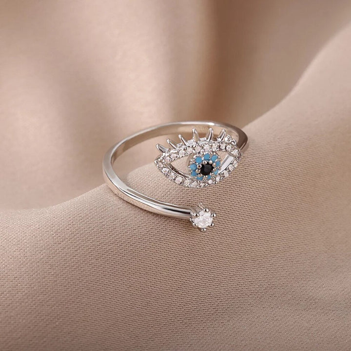 Nahaufnahme des verstellbaren Unisex-Rings Teufelsauge, aus Gold-Edelstahl mit funkelndem Zirkonstein.