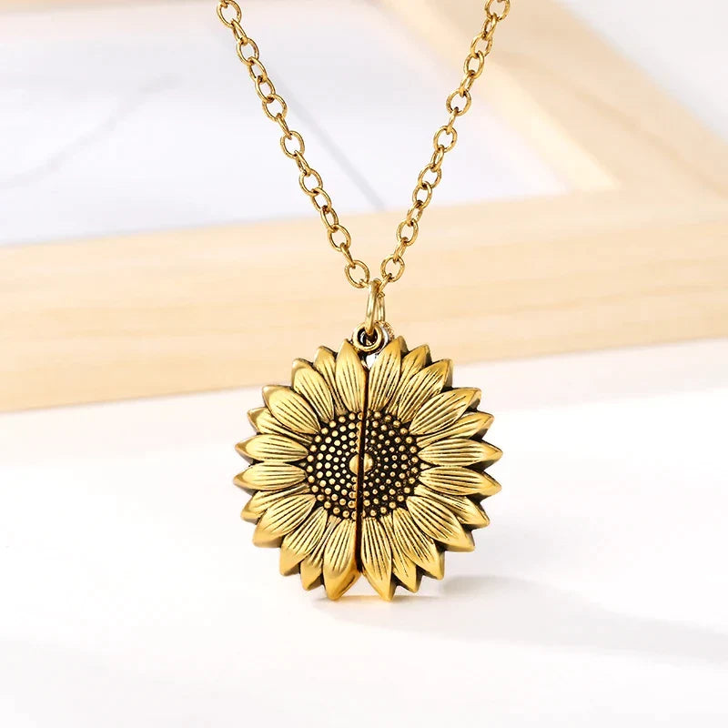 Filigrane Sonnenblumenkette, Medaillon für Fotos, symbolisiert Liebe & Freundschaft, sentimentales Geschenk.