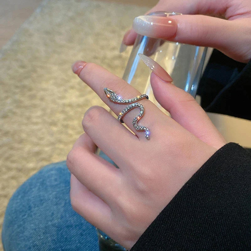 Glamouröser Schlangenring für Damen, verstellbar, mit Zirkonia. Symbolisiert Transformation & Eleganz.