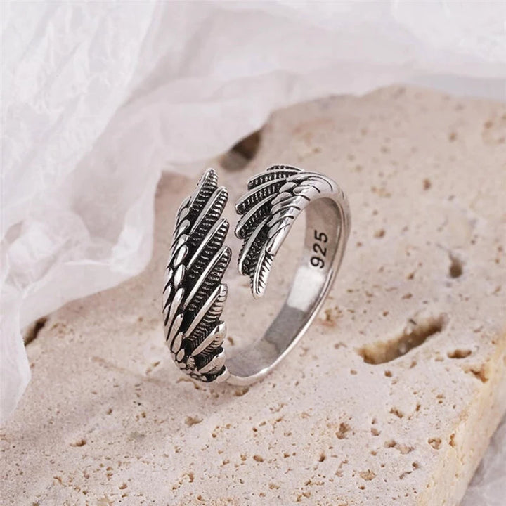 Unisex Federflügelring aus 925er Sterlingsilber, symbolisiert Schutz und Glück für jeden Anlass.