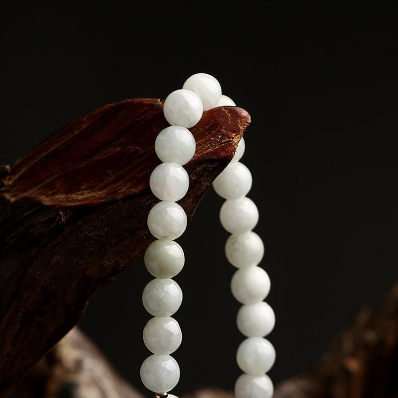 Nahaufnahme des handgemachten Unisex Glücksarmbands mit glänzenden Jade- & Achatperlen. Natürlicher Edelsteinschmuck.