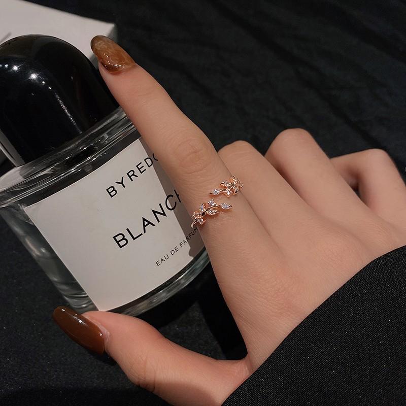 Modischer Damen Blattring, verstellbar. Ein Symbolschmuck für Erneuerung. Ideales Accessoire für Frauen.