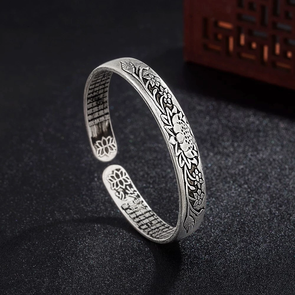 Detailaufnahme: S925 Silberarmband mit zarter Lotusblüte. Hypoallergen & verstellbar für Damen & Herren.