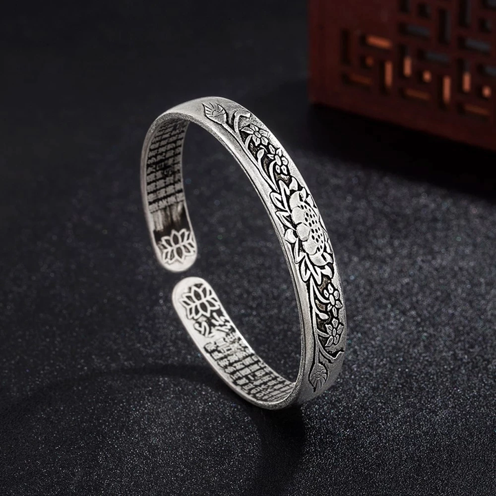 Detailaufnahme: S925 Silberarmband mit zarter Lotusblüte. Hypoallergen & verstellbar für Damen & Herren.