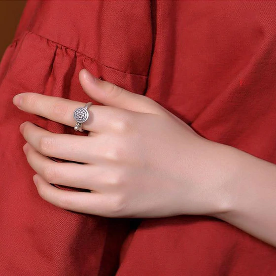 Angstlösender Spinnerring aus 925 Silber mit elegantem Lotus Design, unisex, meditationsfördernd.