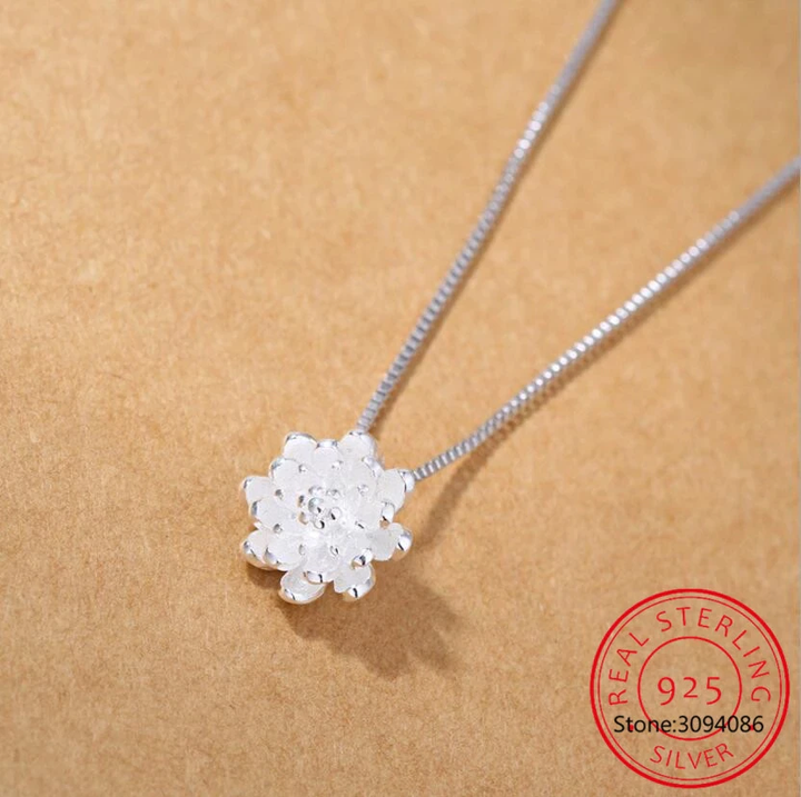 Detailansicht der 925 Sterling Silber Halskette mit poliertem Lotusblüten-Anhänger, handgefertigt & edel.