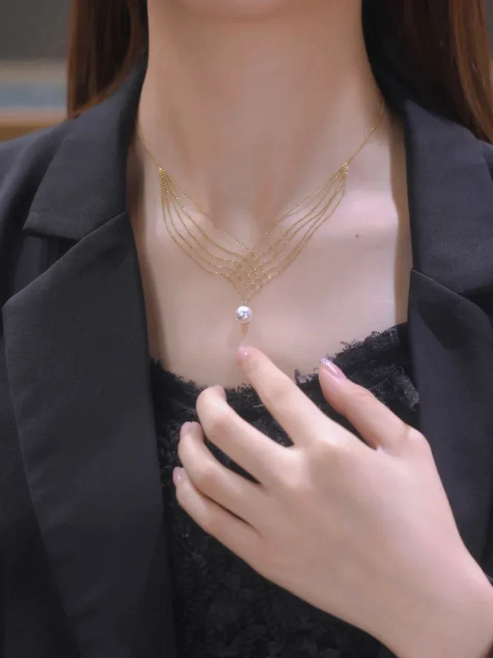 Detailaufnahme der mehrschichtigen Perlenkette mit glänzenden Süßwasserperlen, edles Accessoire.