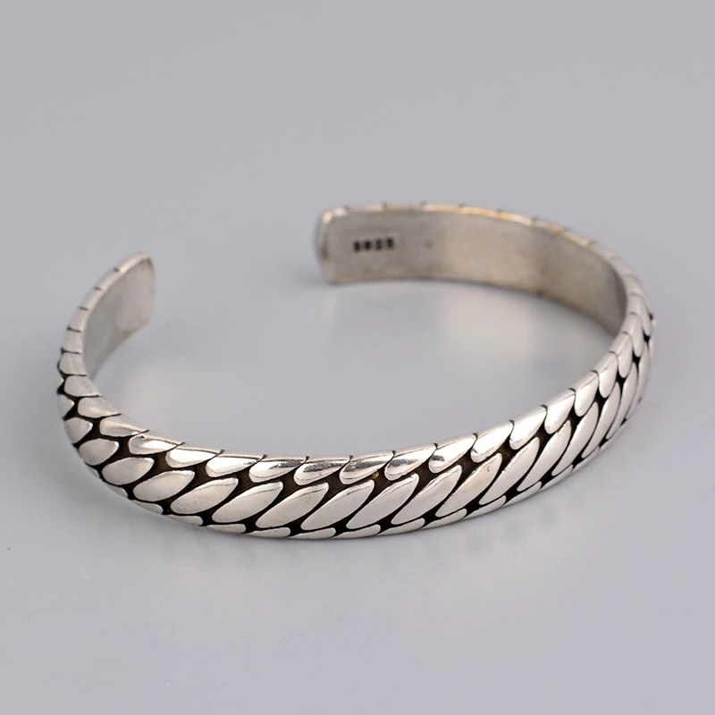 Detailansicht: Handgefertigtes unisex Silberarmband aus 925 Sterlingsilber. Urbanes, geometrisches Design. Verstellbar.