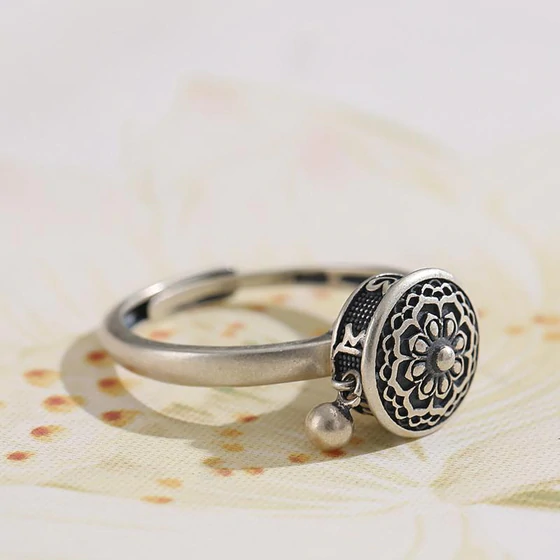 Unisex Mantra Spinnerring in 925 Silber mit Lotusblume, perfekt für Meditation und Entspannung.