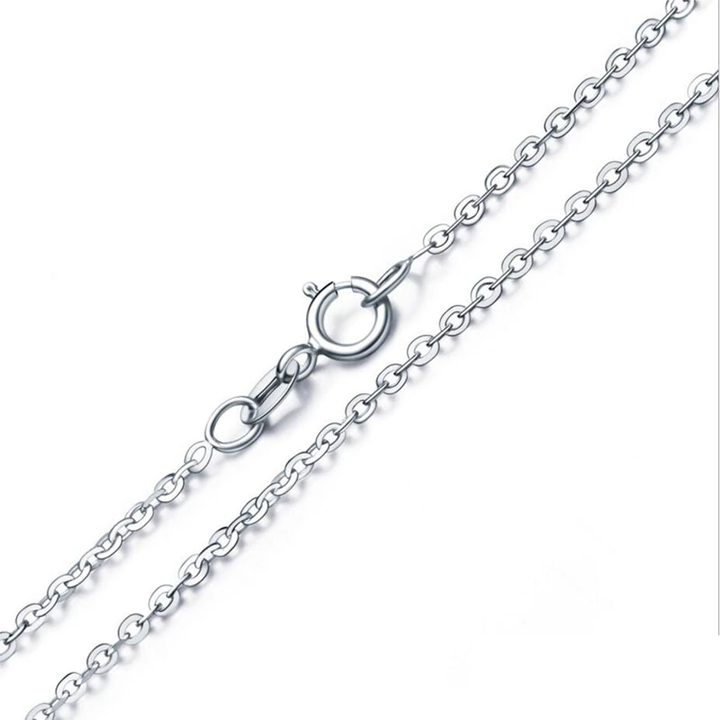 Schicke Damenhalskette aus Silber mit Lotus-Anhänger am Hals einer Frau, betont die Eleganz des Trägers.