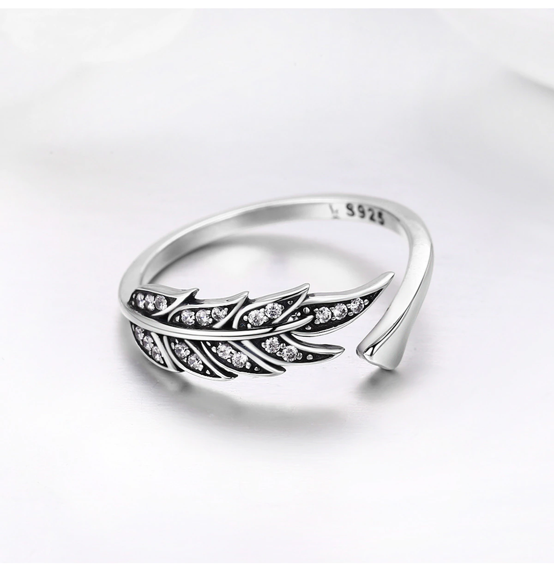 Detailreicher Damen-Silberring mit filigranen Blättern, verstellbar, elegantes und hypoallergenes Design.