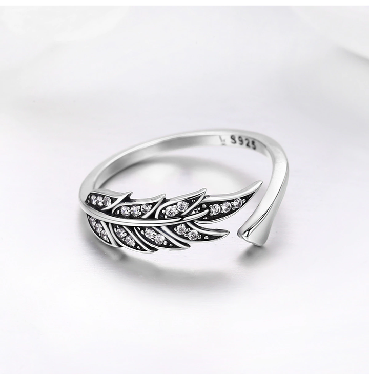 Detailreicher Damen-Silberring mit filigranen Blättern, verstellbar, elegantes und hypoallergenes Design.